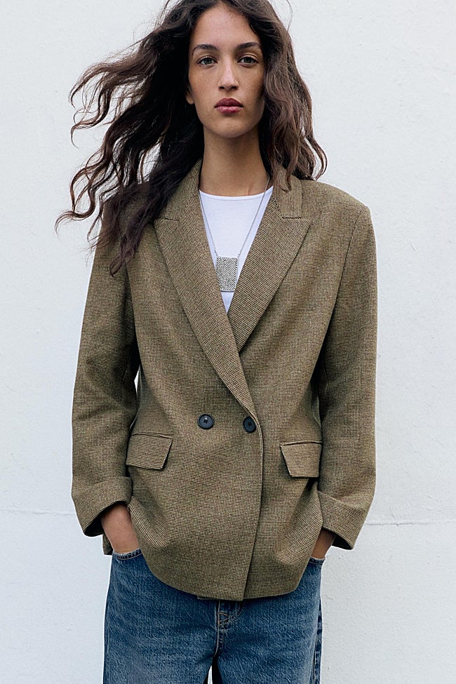 Chaqueta con estampado de cuadros de Zara (39,99 euros)