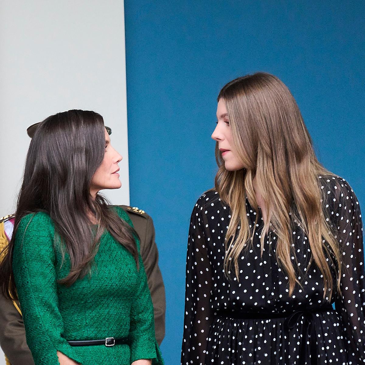 Un momento de complicidad entre el rey Felipe y la princesa Leonor, en el palco desde donde asistieron al desfile militar por el Día de la Hispanidad.