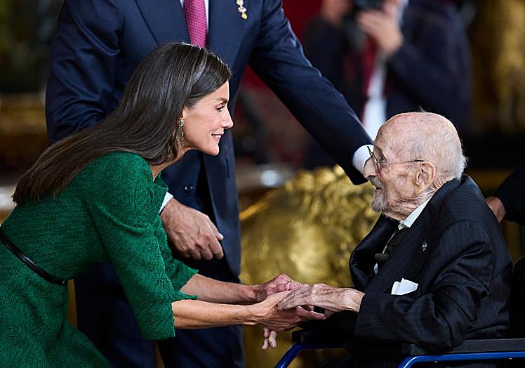 La reina Letizia quiso romper el protocolo del besamanos previo a la recepción en el Palacio Real con Álvaro Pombo, último Premio Cervantes.