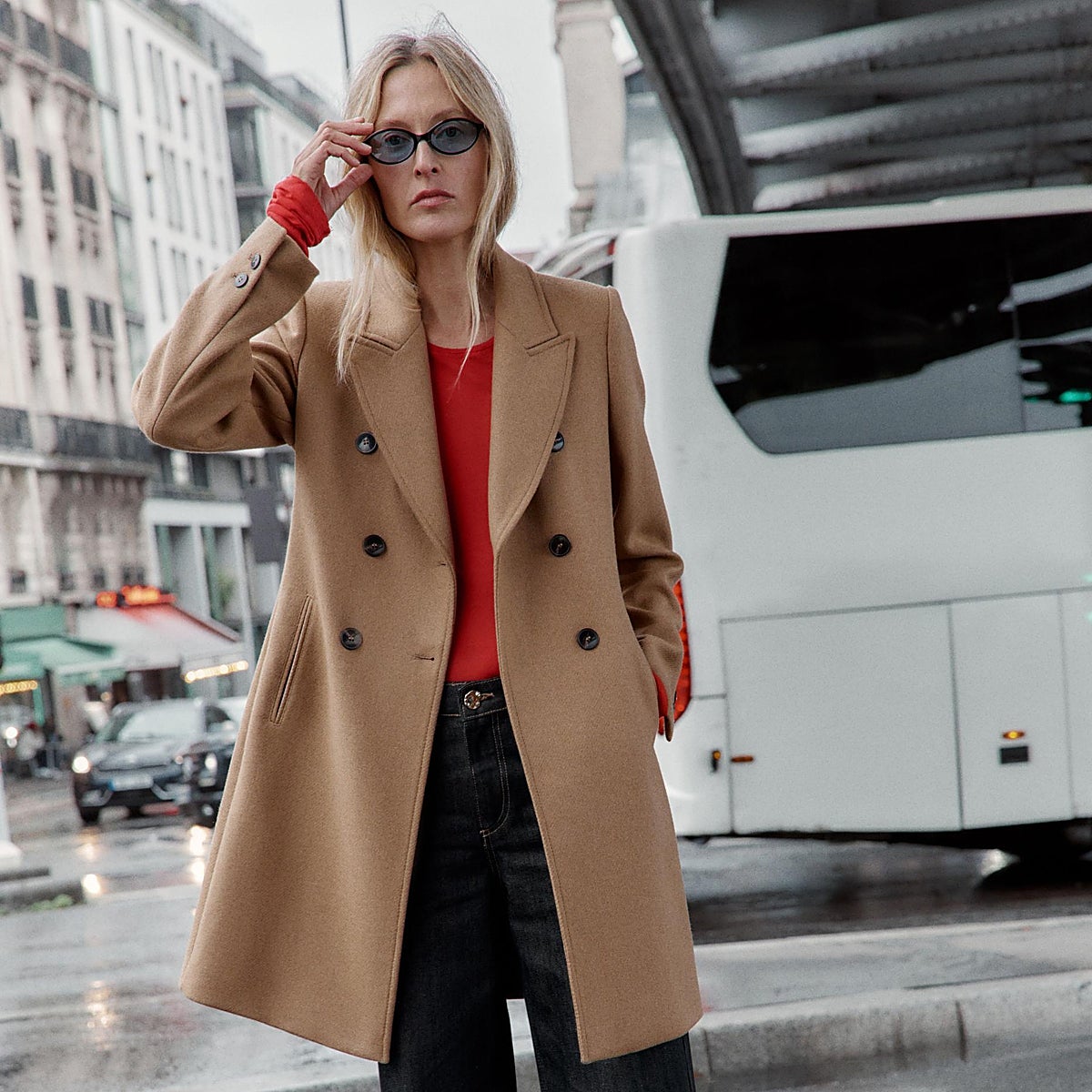 Vestidos mini en colores otoñales, botas altas de piel y vaqueros para los días de otoño de la nueva colección de Zara.