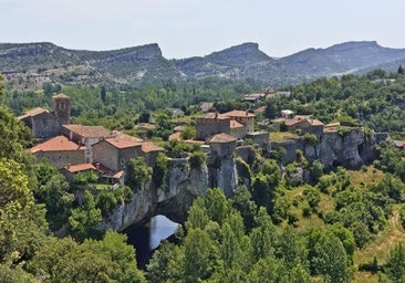 El pintoresco Puentedey se alza sobre el puente natural del río Nela en el norte de Burgos.