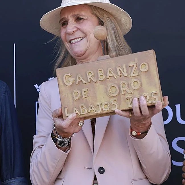 La infanta Elena recogiendo su galardón del Garbanzo de Oro.