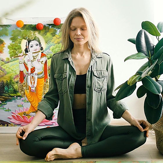 Por qué necesitas el yoga nidra a los 50 años para dormir mejor y eliminar el estrés del día