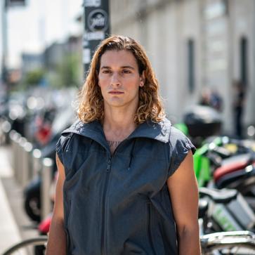 Imagen secundaria 1 - Corte de pelo a capas años 70 para hombres de pelo medio y largo.