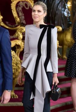 Imagen secundaria 2 - Pilar Alegría, Ester Muñoz y Manuela Villena.