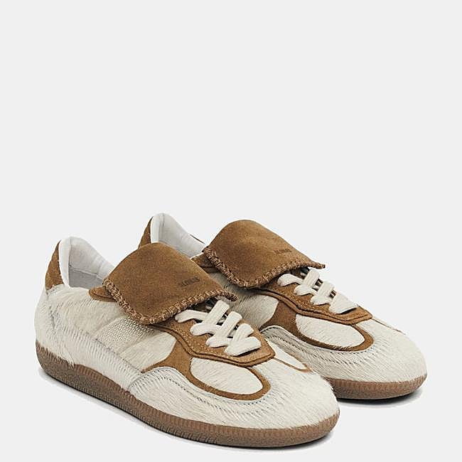 Zapatillas de pelo de pony de Alohas, 220 euros.