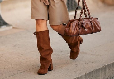Mujer con botas de ante y bolso Britton de Charles & Keith