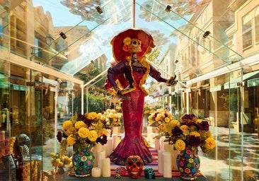 La Catrina luce en todo su esplendor rodeada de flores y toda la parafernalia.