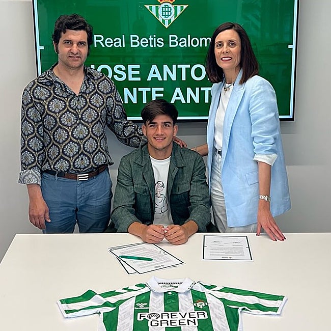 Morante de la Puebla junto a su hijo futbolista.