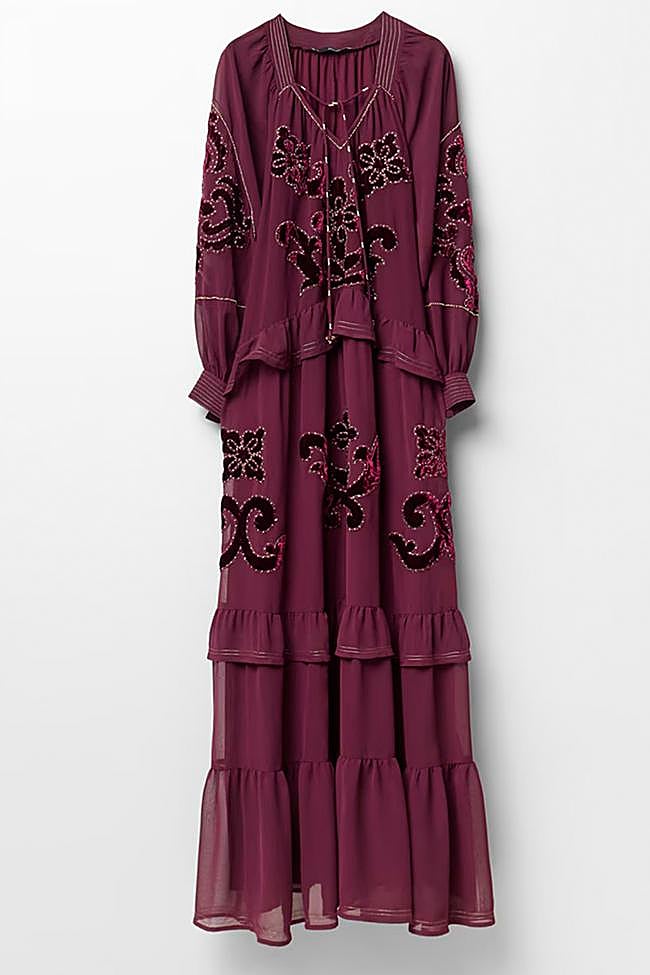 Vestido largo con detalle de bordados de Sfera (99,99 euros).