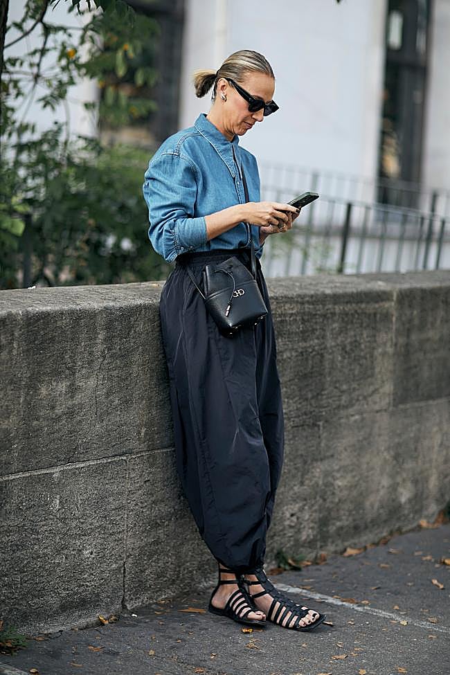 Un look cómodo con pantalones tendencia.