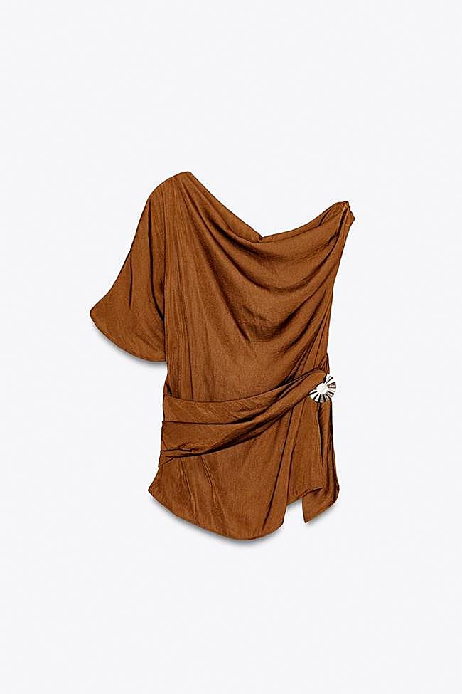 Blusa con escote asimétrico en color marrón de Zara.