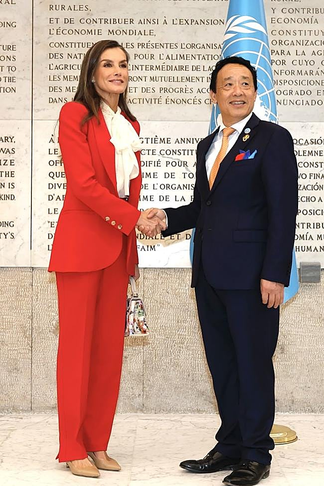 El traje de sastrería rojo de la reina Letizia