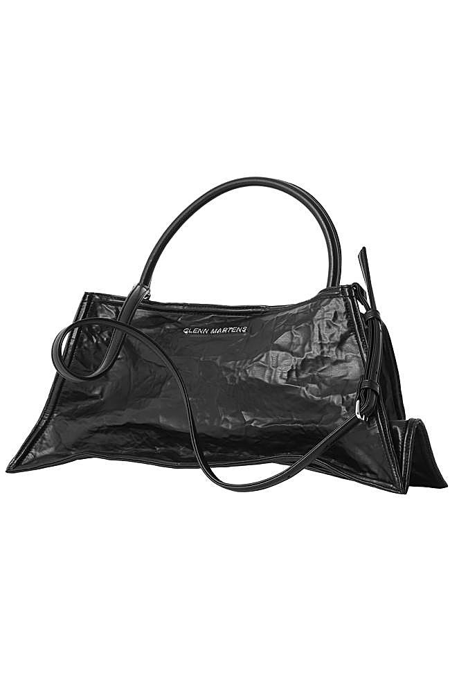 Bolso arrugado en color negro.