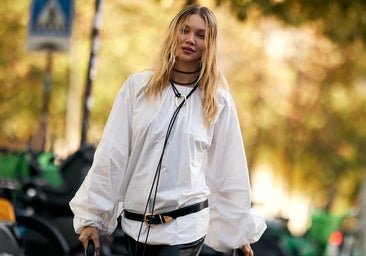 Mujer con camisa blanca con accesorios