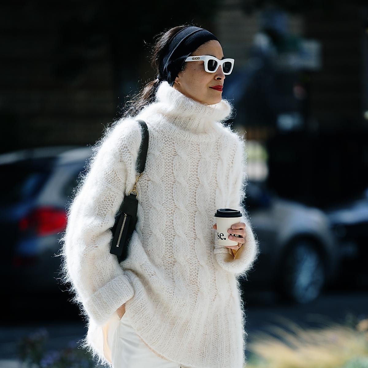 Un look con jersey blanco.