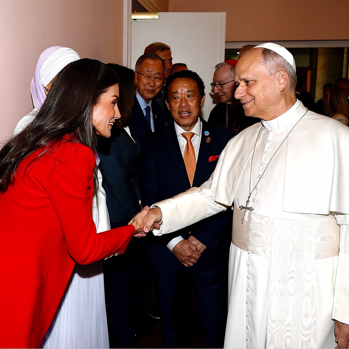 El afectuoso saludo entre la reina Letizia y el papa León XIV.