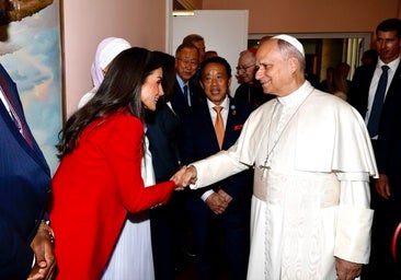 El afectuoso saludo entre la reina Letizia y el papa León XIV.