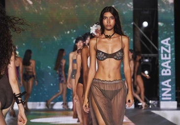 Guillermina Baeza desfilando por su 40 aniversario en Tenerife Fashion Beach Costa Adeje (TFBCA).