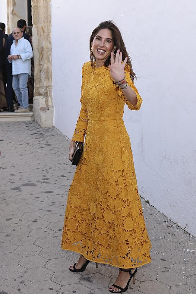 Lourdes Montes en la boda de Blanca Llandres con un vestido de invitada amarillo.