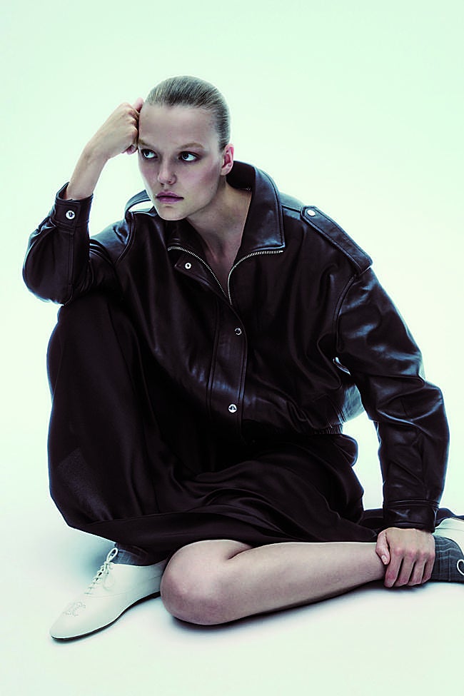 Cazadora de piel, de MICHAEL MICHAEL KORS; vestido, de FERRAGAMO; calcetines, de FALKE y zapatos, de CELINE