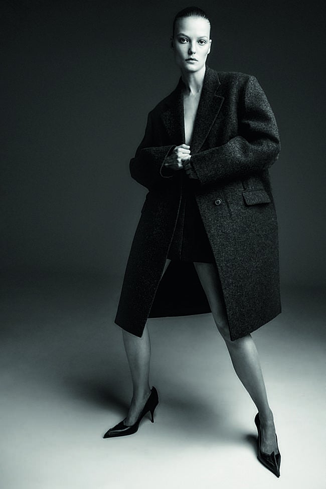 Abrigo sastre, falda mini y salones, todo de PRADA.