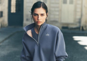 Mujer con un look deportivo.