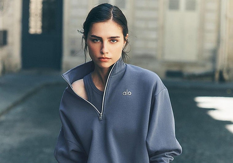 Mujer con un look deportivo.