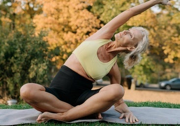 Mujer practicando yoga en el gimnasio.