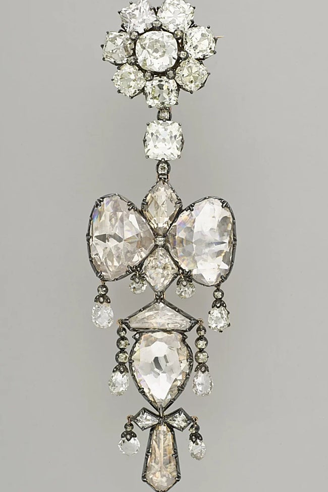 El broche relicario, una de las joyas robadas en París.