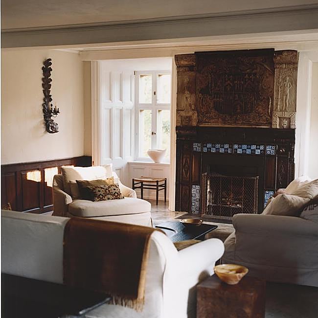 La madera y el lino conviven en estancias pensadas para disfrutar de la calidez del hogar. En la foto, el Loveseat01 de Vincent van Duysen (2.600 euros) domina la estancia.