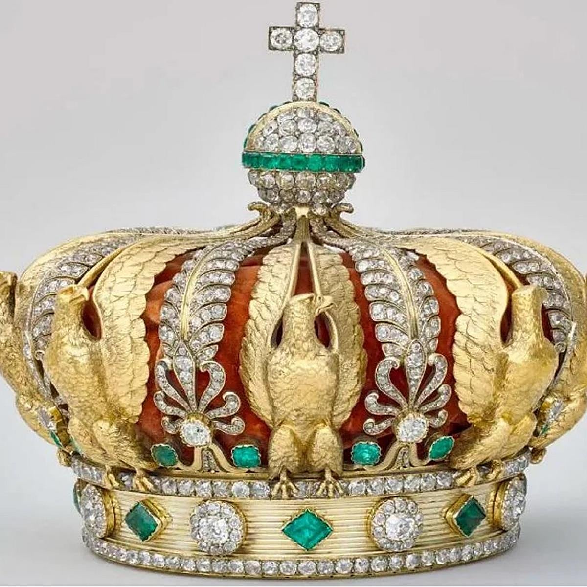 La corona de Eugenia de Montijo que los ladrones abandonaron tras escapar.