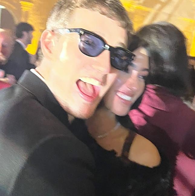 Invitados en la boda bailando después de la cena.