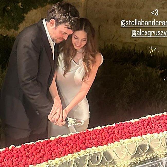 Los novios cortando la tarta.