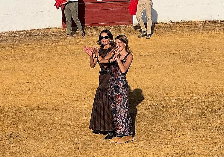 Virginia Troconis y Triana Díaz en la capea.