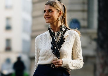 Mujer con look con cárdigan