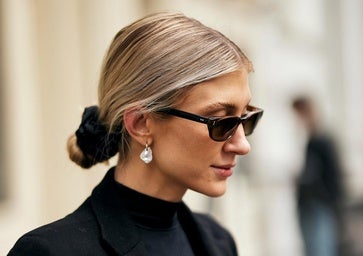 Mujer con pelo recogido en look de street style