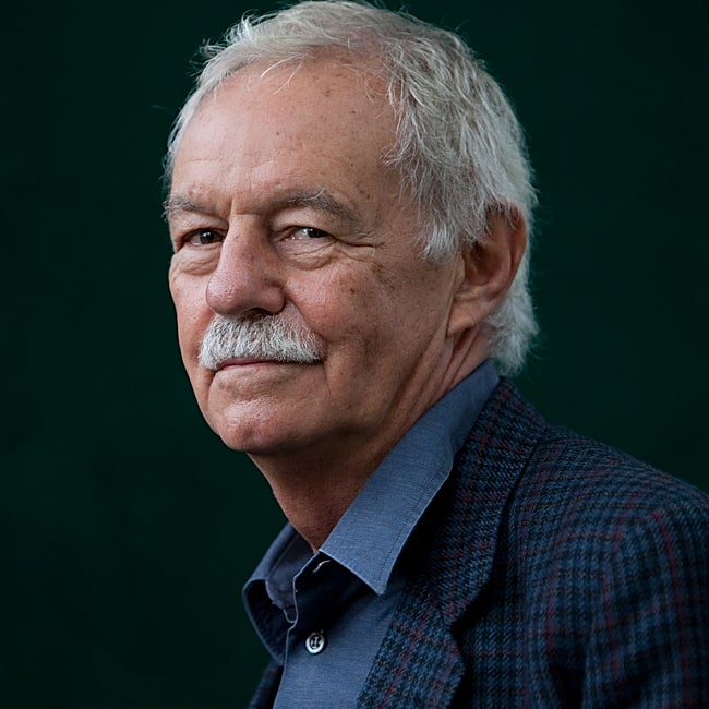 Eduardo Mendoza es el escritor del humor y la sátira social.