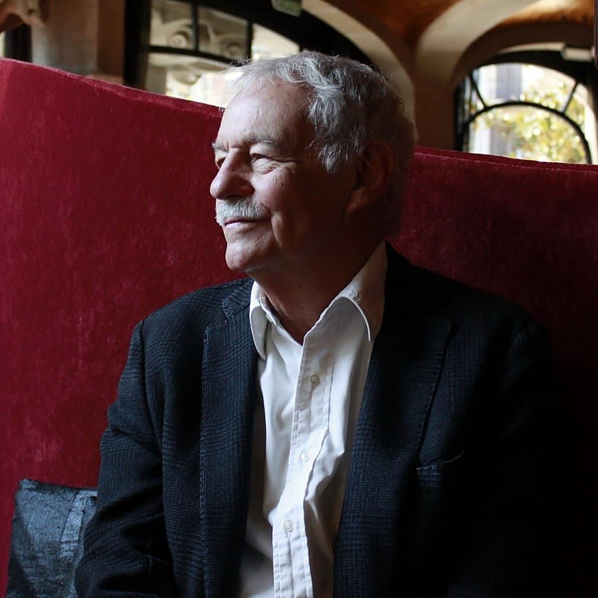 Eduardo Mendoza tiene también los premios Kafka y Cervantes, que le retratan.