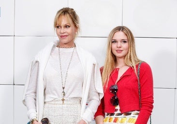 Stella del Carmen junto a su madre, Melanie Griffith.