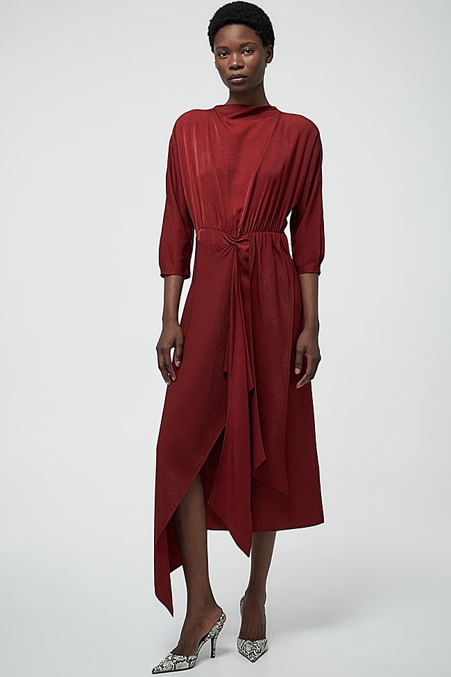 Vestido morado de Sfera (45,99 euros)