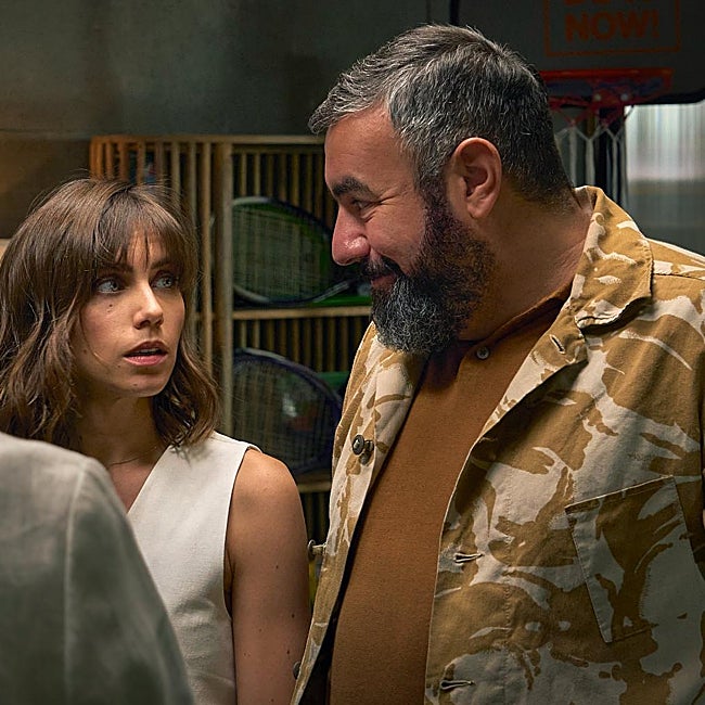 Julia (Aura Garrido) será la encargada de vigilar el negocio de Gonzalo (Rober Bodegas) para que no se venga a pique.