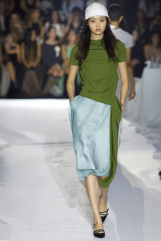 Desfile de la firma Habey Club en la 080 Barcelona Fashion, con zapatos de Alohas.