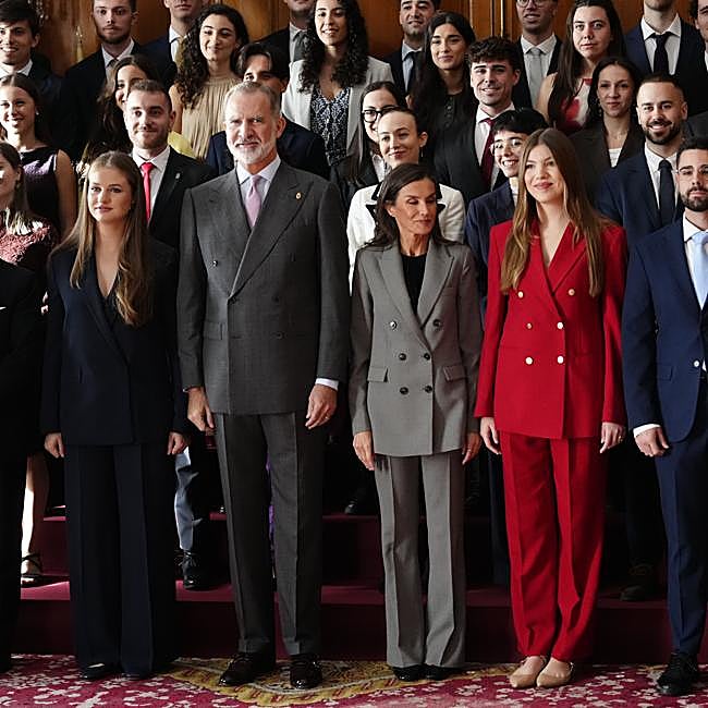 La princesa Leonor posa junto a los reyes y su hermana y los galardonados.