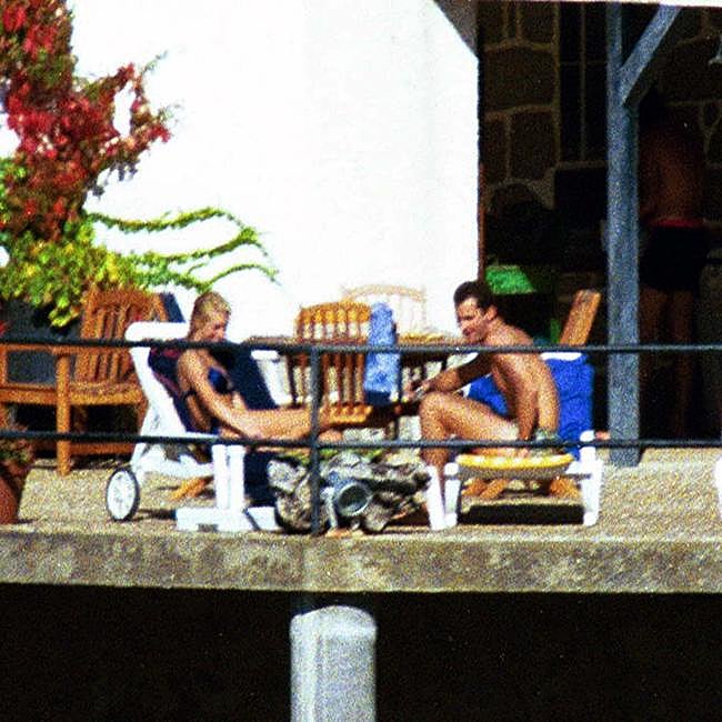 Eva Sannum y el entonces príncipe de Asturias, Felipe en la terraza de un chalet disfrutando del sol.