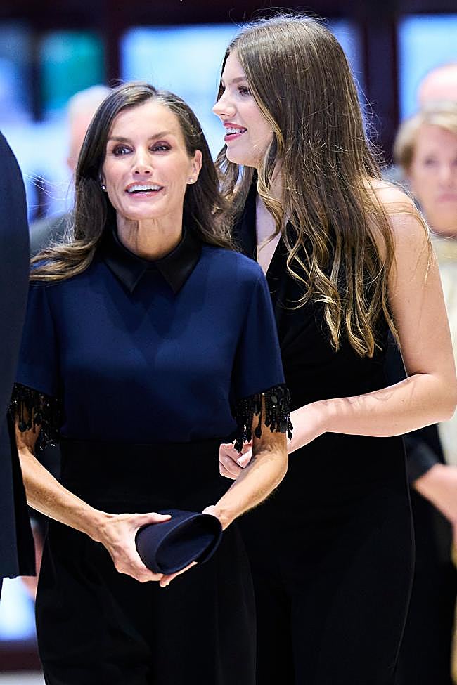 Junto a la reina Letizia, la infanta Sofía fue la más celebrada por su escotado mono negro.