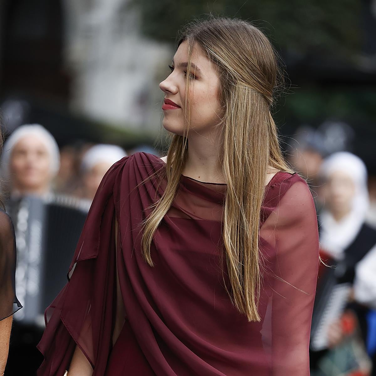 La infanta Sofía con un vestido de Lady Pipa en color burdeos.