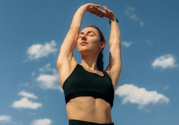 Mujer haciendo posturas de yoga.