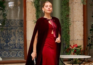 Una modelo con una capa de terciopelo de Bruna.