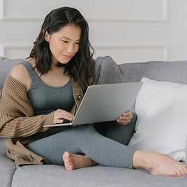 Los tres ejercicios fáciles que debes hacer en el trabajo a los 50 para estirar músculos y corregir postura